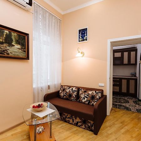 Apartments On Teatralna 26 Lviv Exterior photo